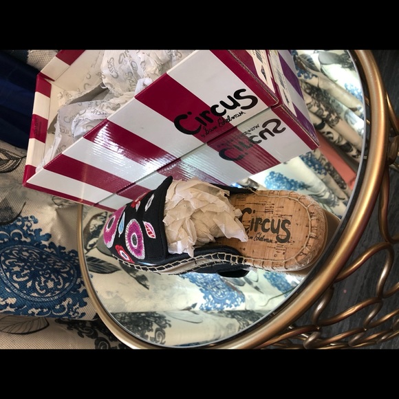 CIRCUS BRAND FLATS - Picture 11 of 11